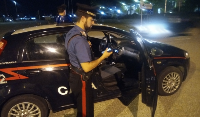 Non accetta la nuova relazione dell’ex compagna e dà fuoco all’auto del rivale in amore